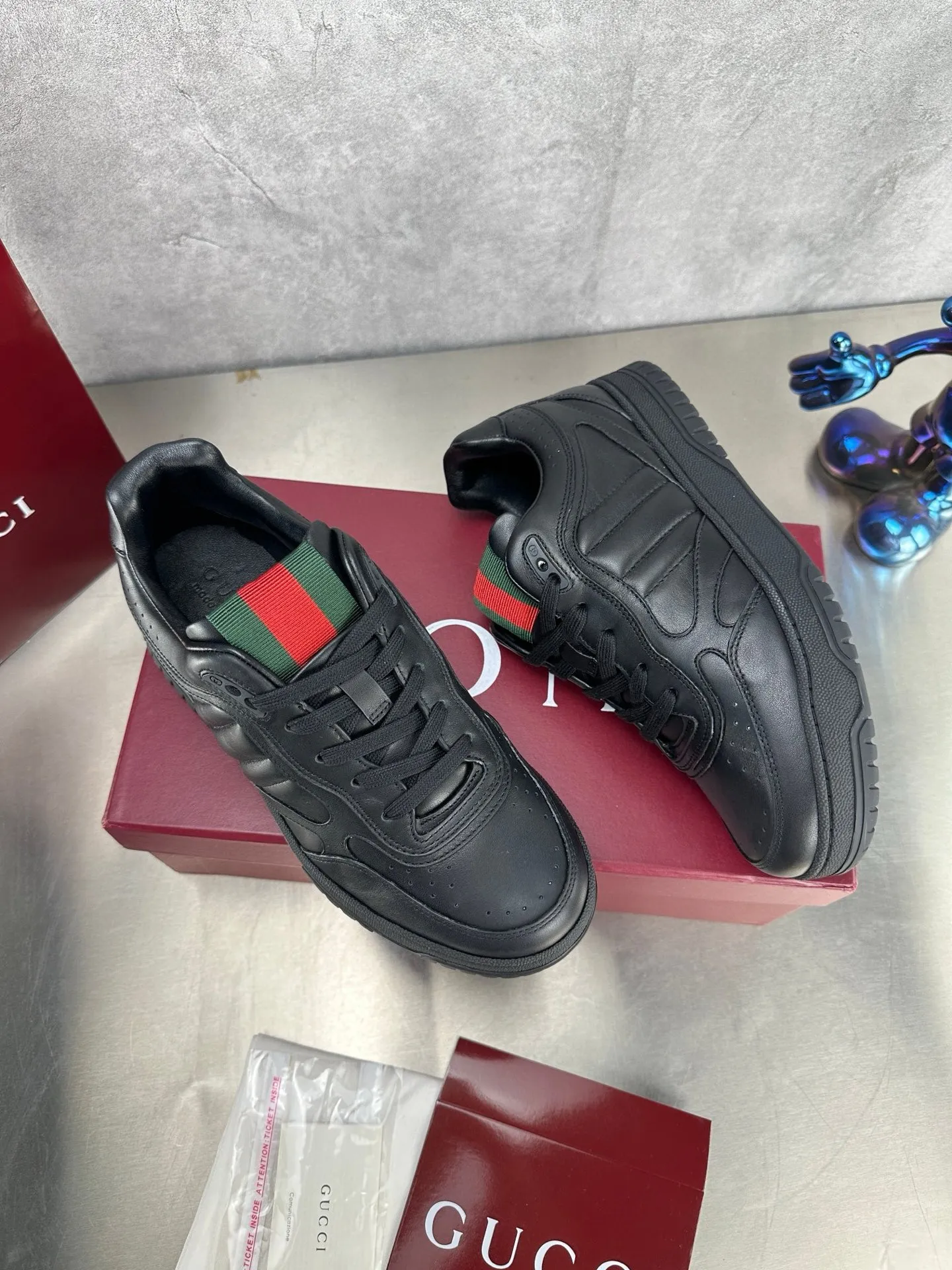 Factory price: 640💰The top version of Gucci Gucci's latest hot-selling couple's sneaker series is shipped. The original version is purchased, developed and manufactured. This high-low top sneaker adopts a basketball-style silhouette design, cleverly incorporating hollow panels and distressed effects, showing its unique ingenuity. The ingenuity incorporates brand logo details such as interlocking Double G styling accessories and Gucci lettering, a low-key tribute to the brand's design heritage. Exquisite packaging at the delivery counter 🛍📦 ▪️ Fabric: Original customized imported first-layer cowhide ▪️ Inner lining: Imported first-layer cowhide ▪️ Sole: Original molded TPU sole ▪️ Sole thickness: 3cm ▪️ Size: Women's 35-41 Men's 38-45 (Female 41, Men 38 45 customized) ▪️ p